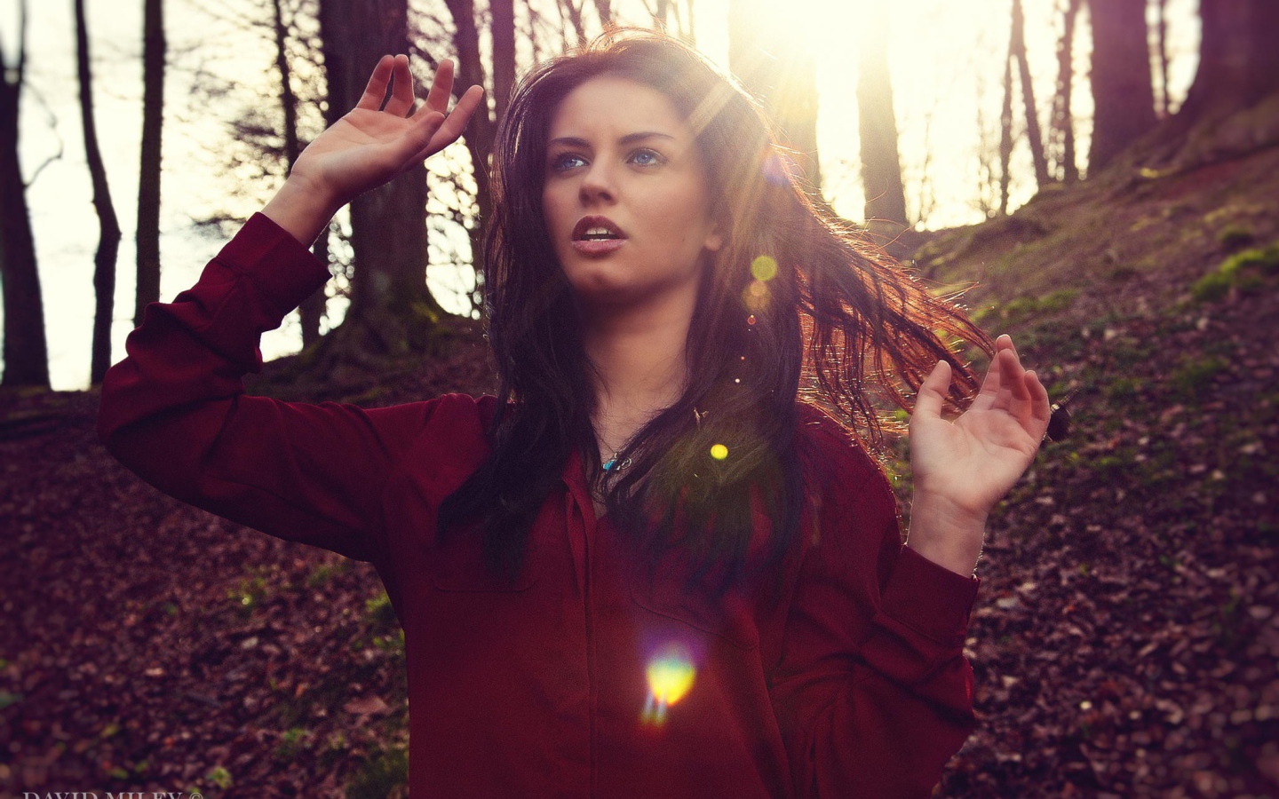 Девушка гуляет по парку, Aurela Skandaj