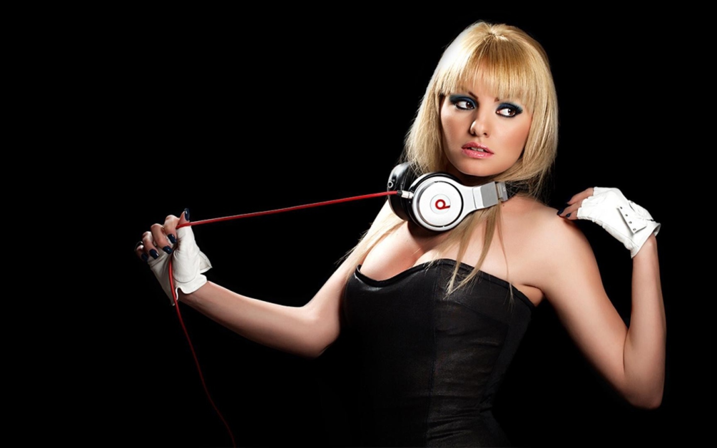 Наушники на шее Александры Стан