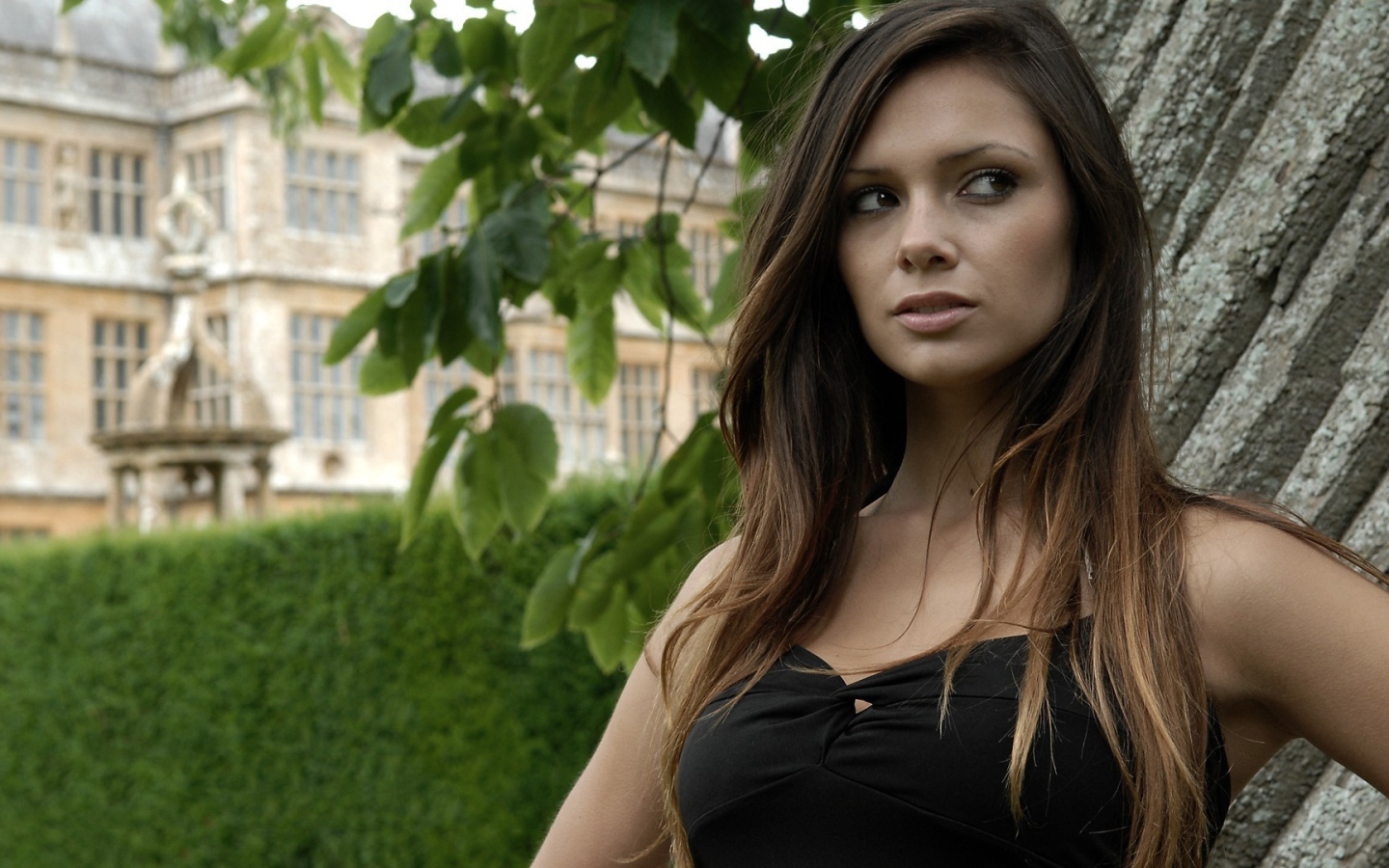 Длинноволосая модель Louisa Marie