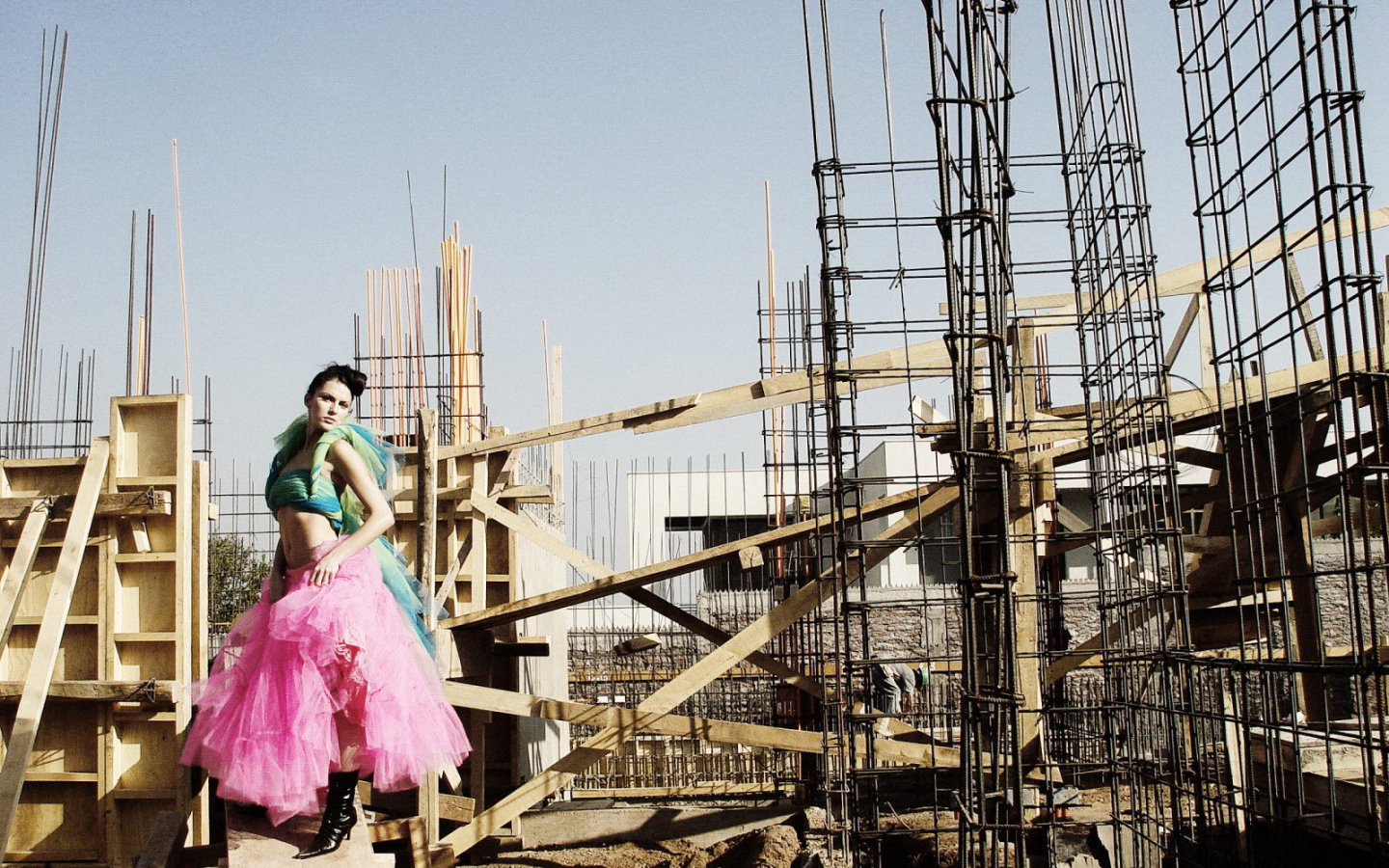 Девушка на стройке дома