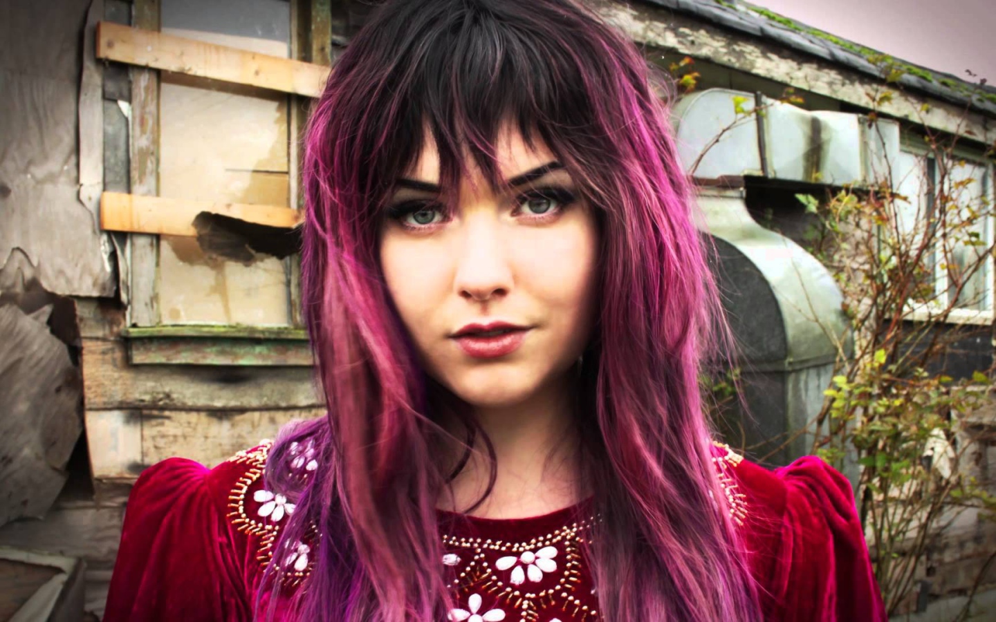 Модель Veela с красными волосами