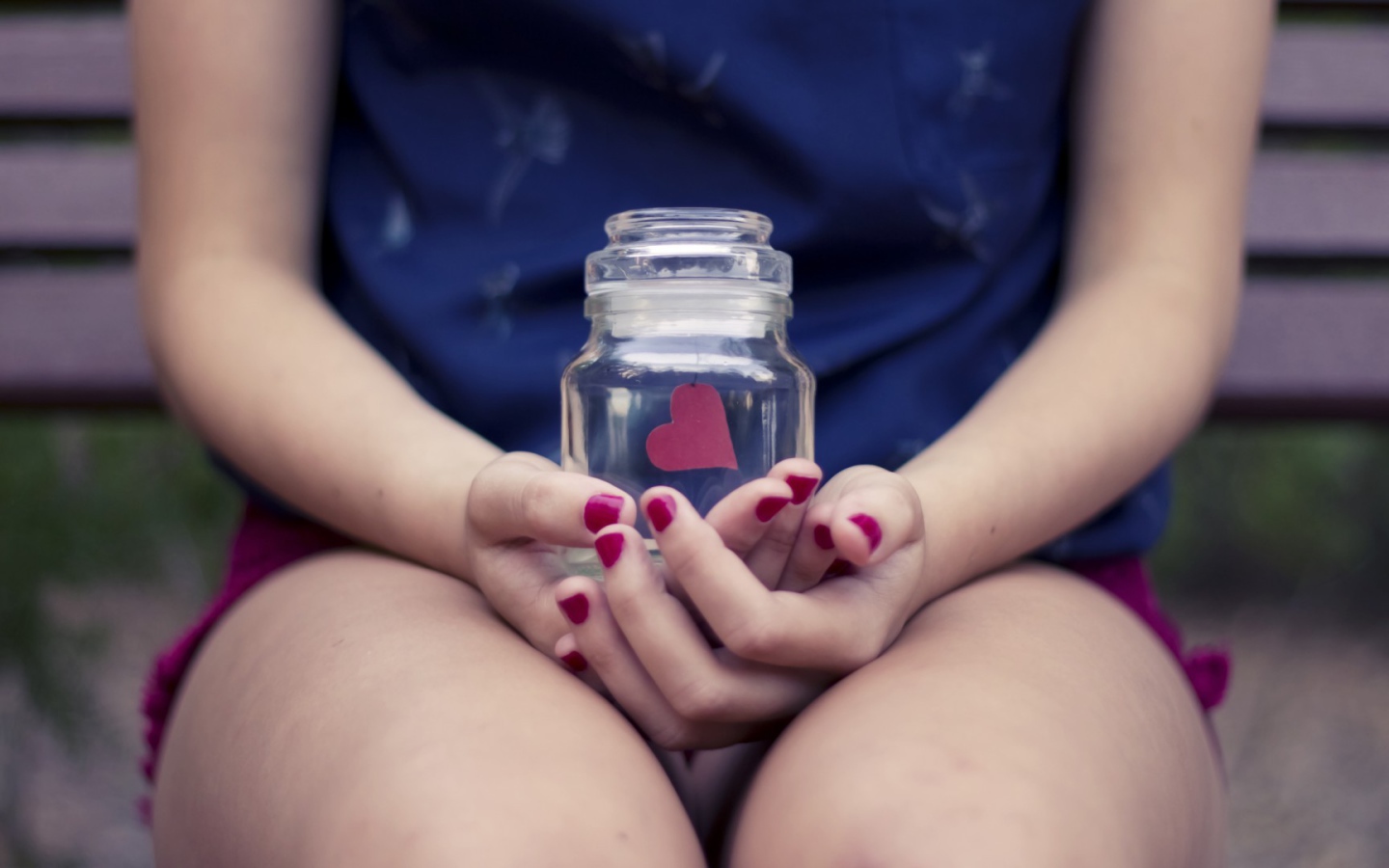 Сердце в банке в руках у девушки