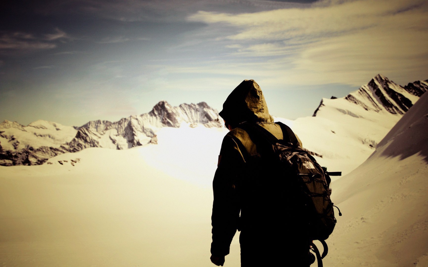 Одинокий альпинист в горах