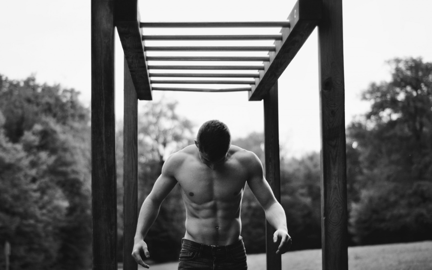 Мужчина занимается спортом на турнике