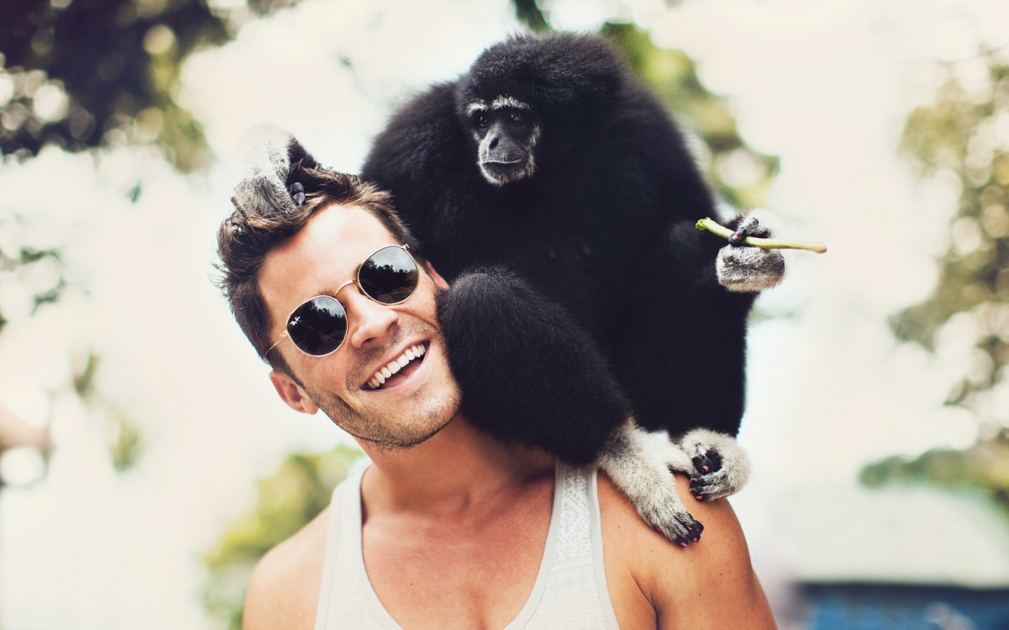 Обезьяна на плече у мужчины