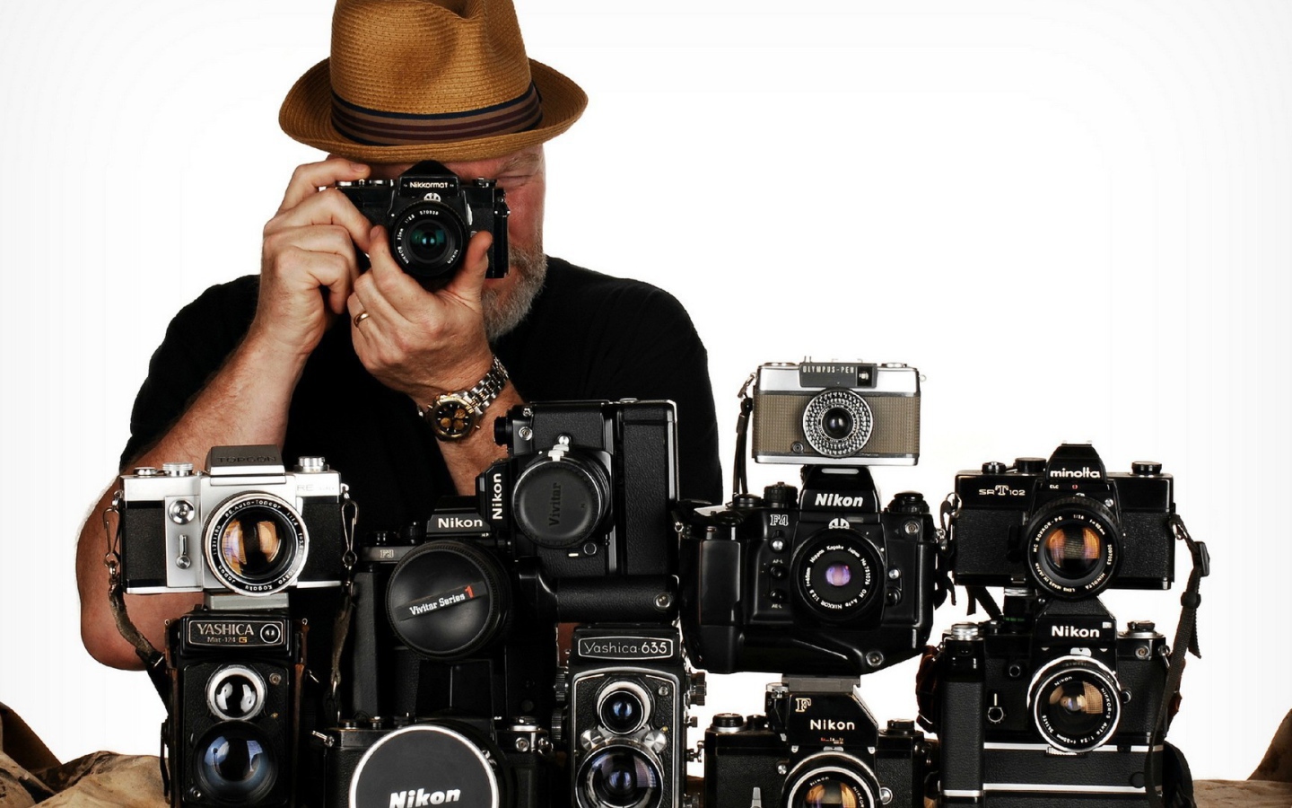 Фотограф с фотоаппаратами Никон