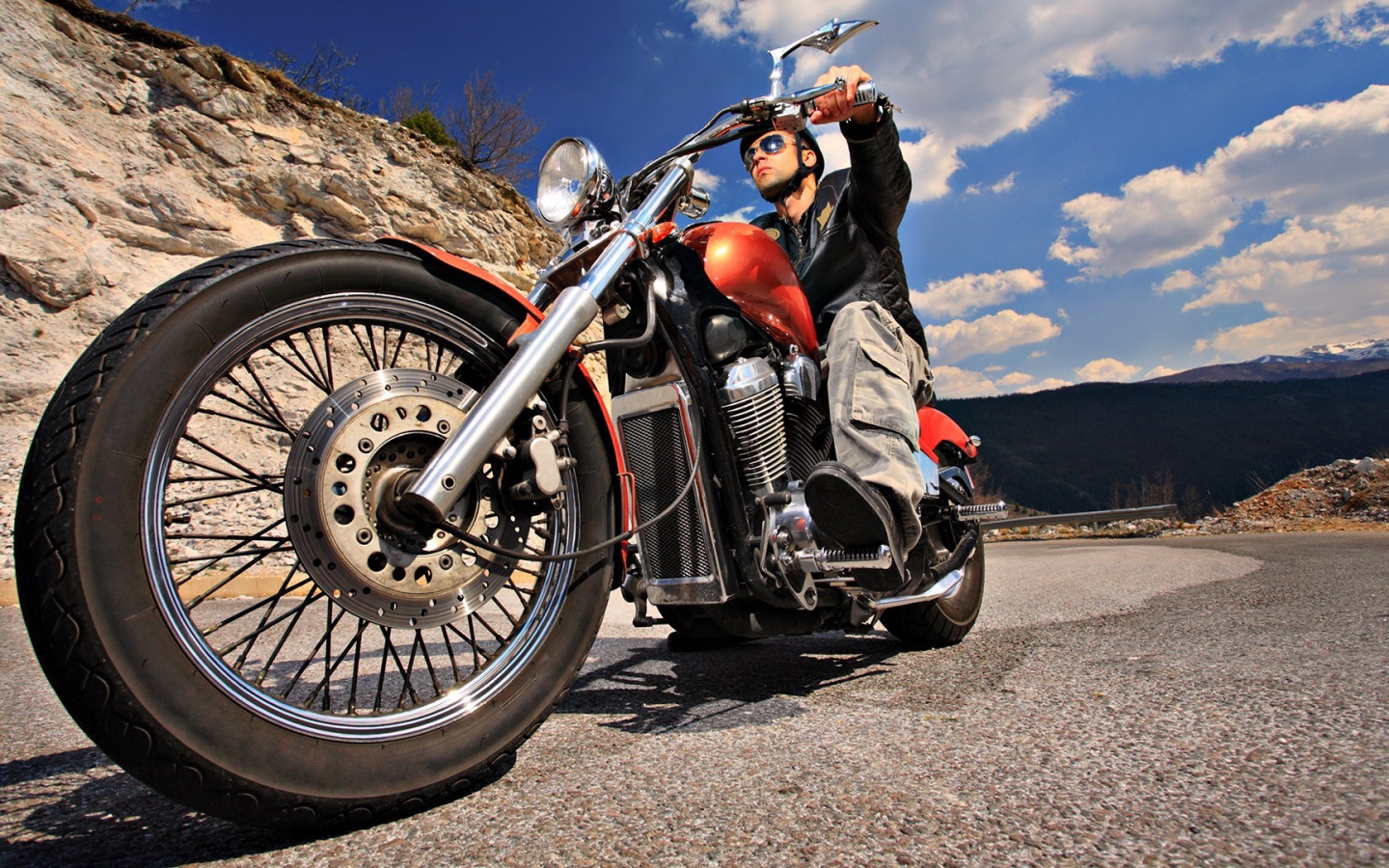 Мотоциклист на дороге среди скал