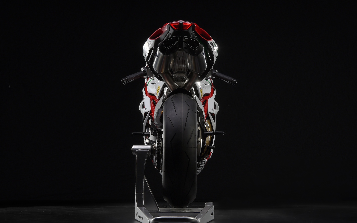 Вид сзади на мотоцикл MV Agusta F4 RC