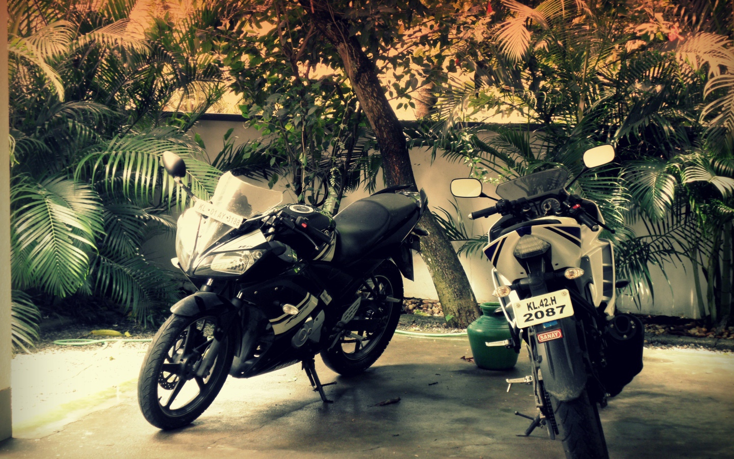 Два мотоцикла во дворе