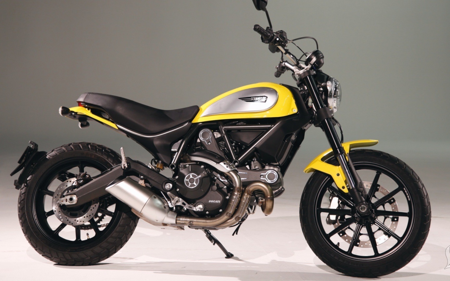 Черно желтый мотоцикл Дукати Скремблер