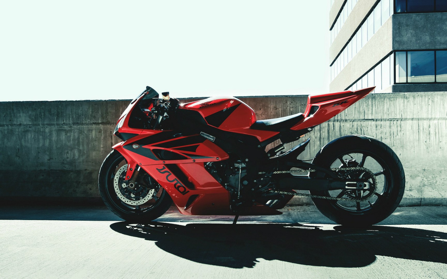 Красный мотоцикл Honda RR