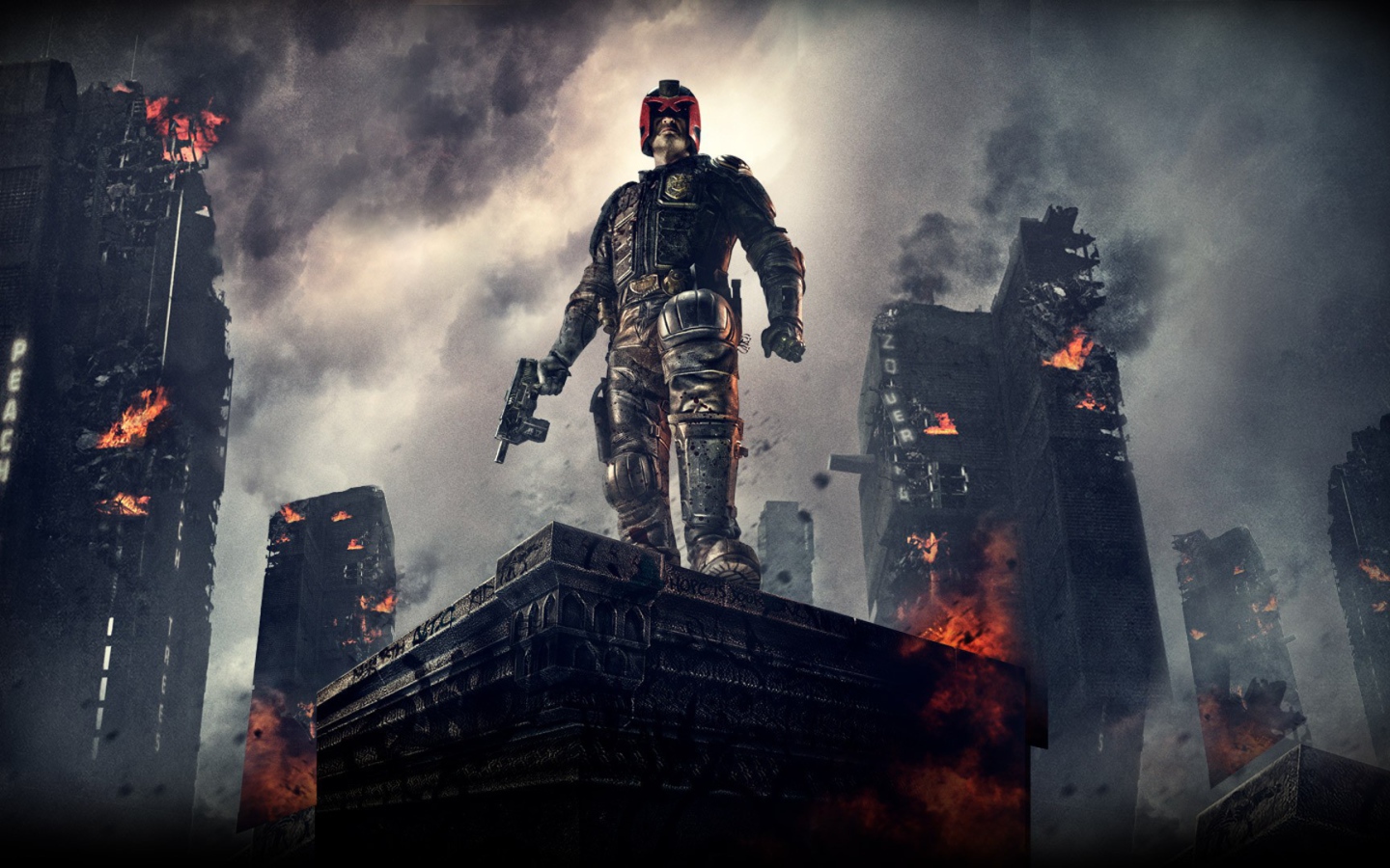 Судья Дредд на фоне пылающего города