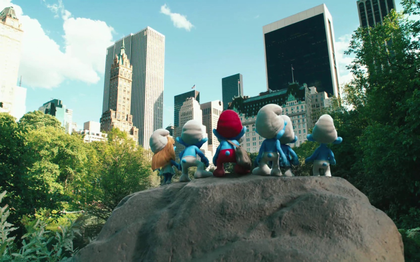 Смурфики смотрят на город