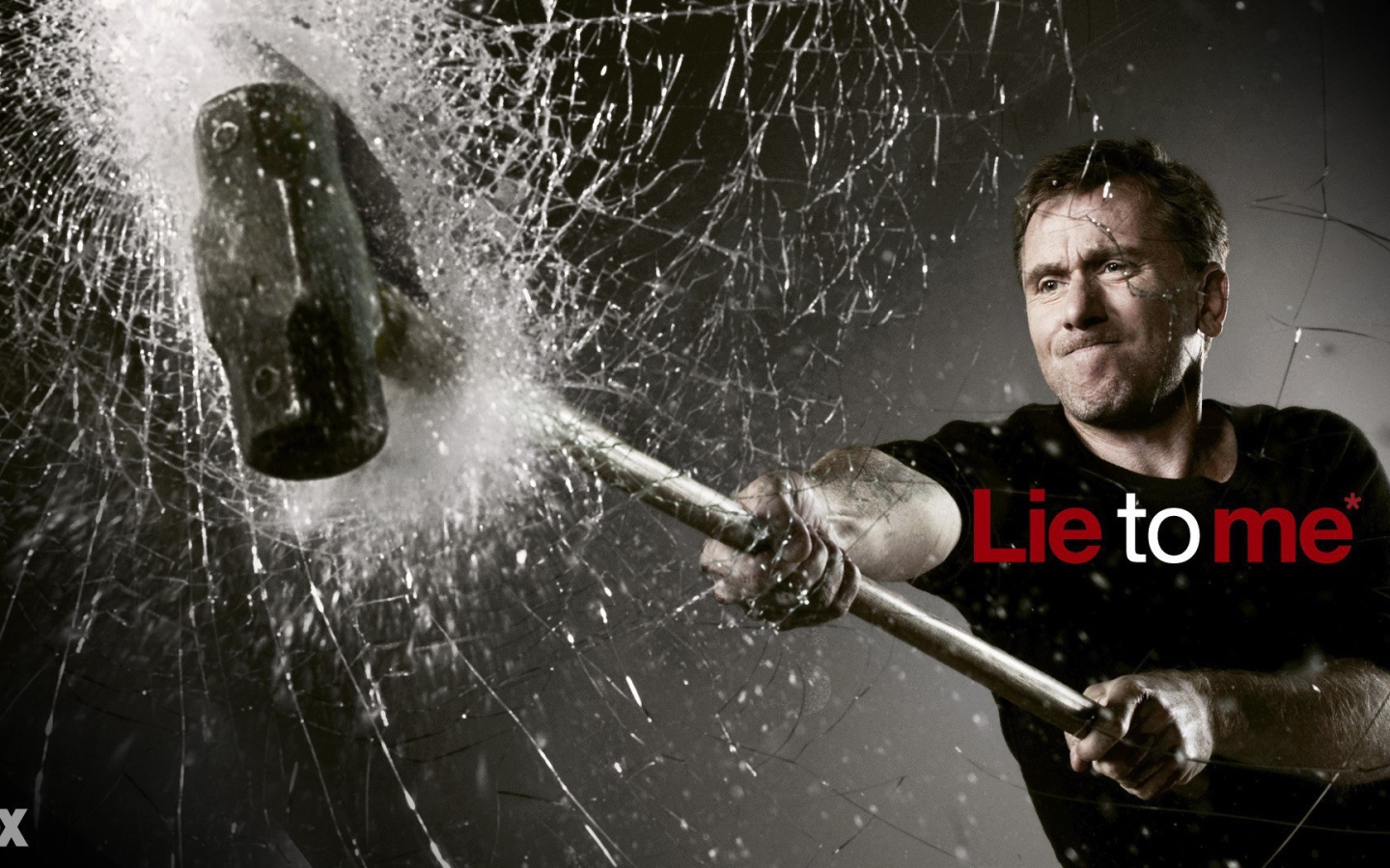 Герой сериала Теория лжи разбивает стекло