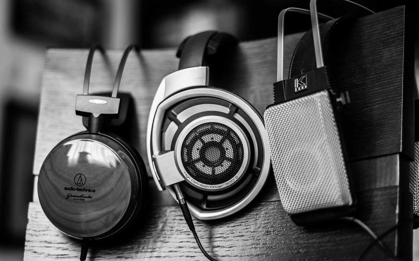 Разные наушники висят на спинке стула