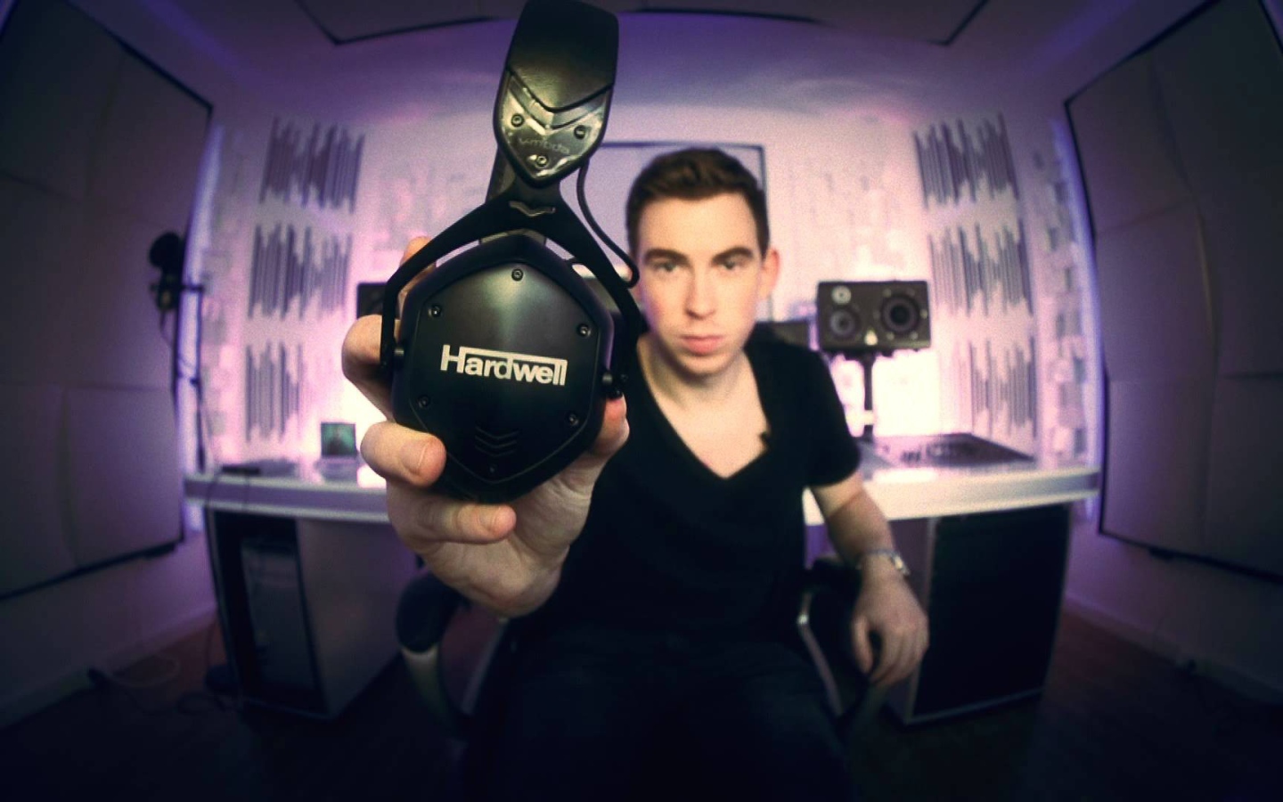 Музыкант держит в руке наушники Hardwell