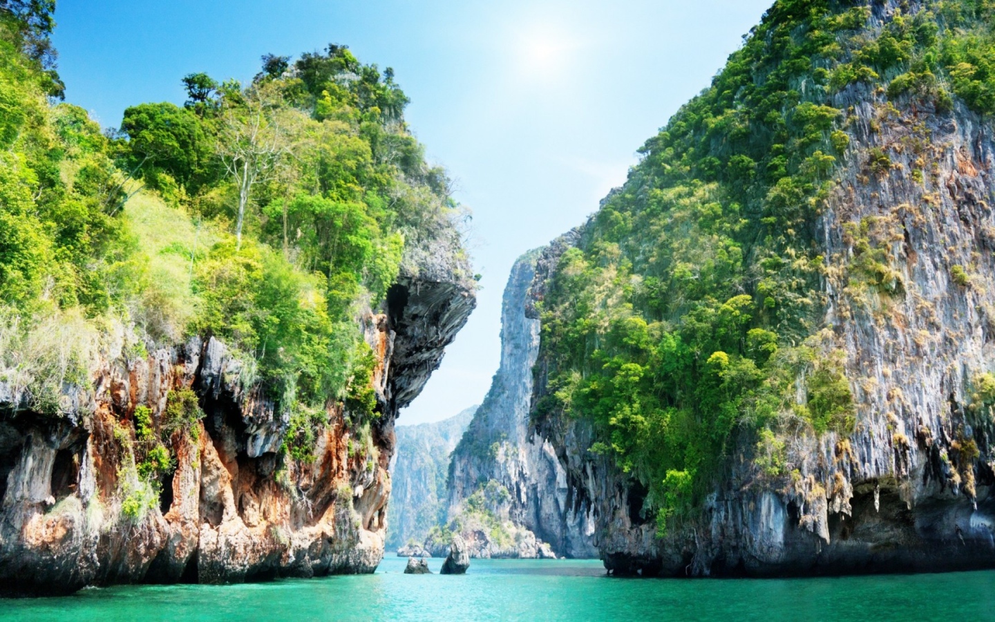 Узкий проход между мощными скалами