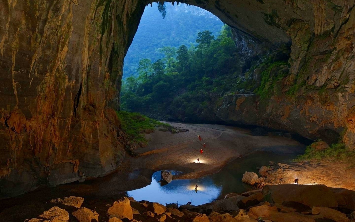 Красивая каменная пещера в джунглях