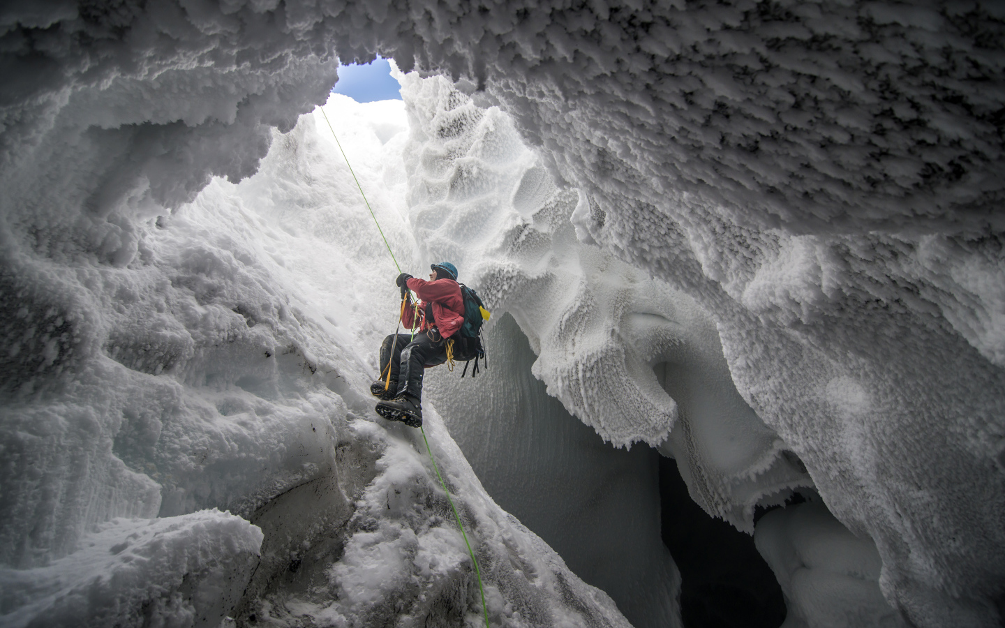 Спелеолог в арктической пещере