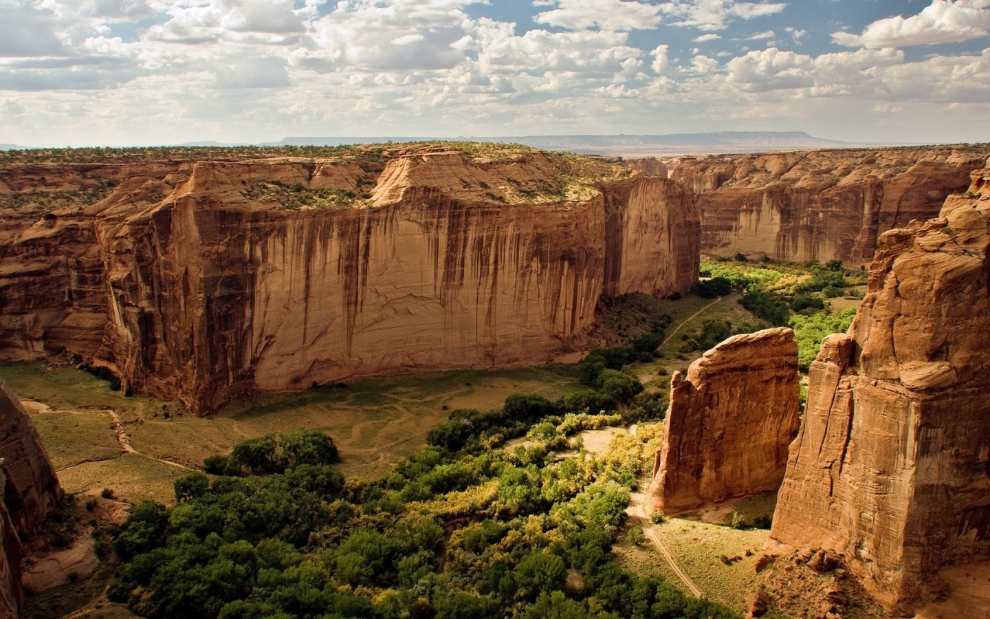 Отвесные скалы в каньоне