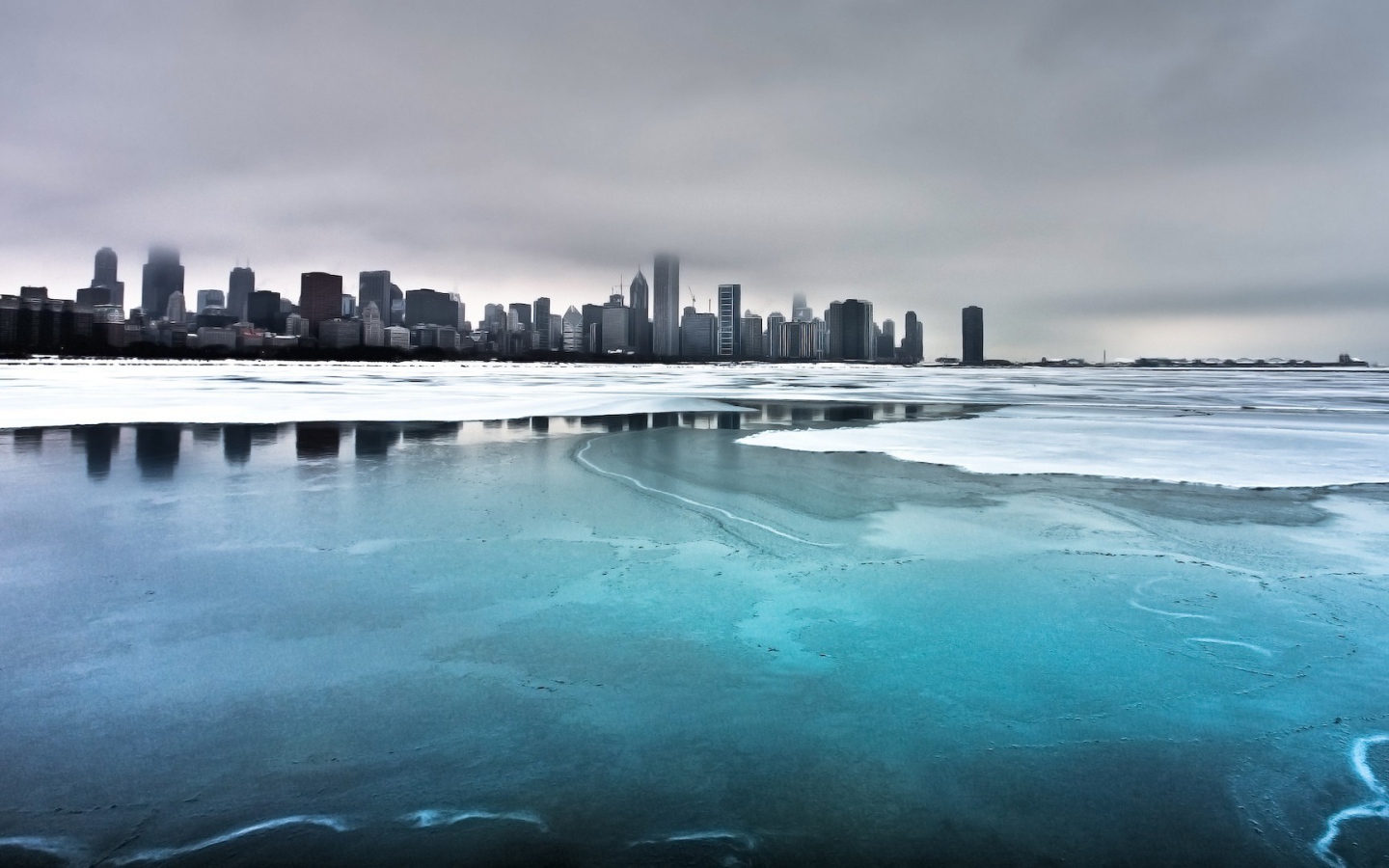 Замерзшее озеро у города