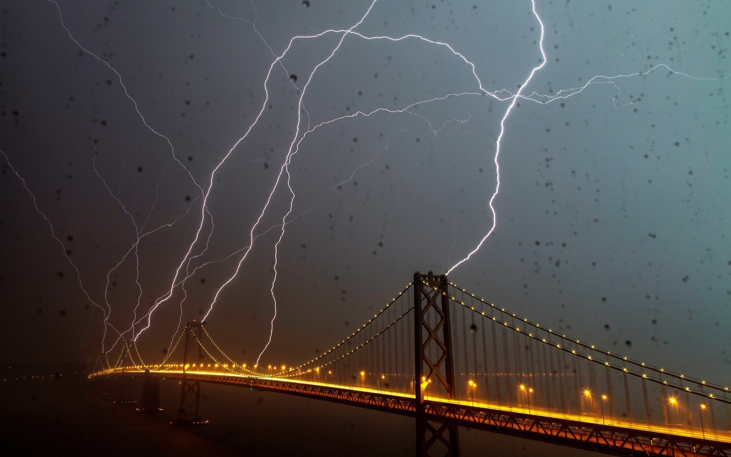 Молнии бьют в мост во время грозы