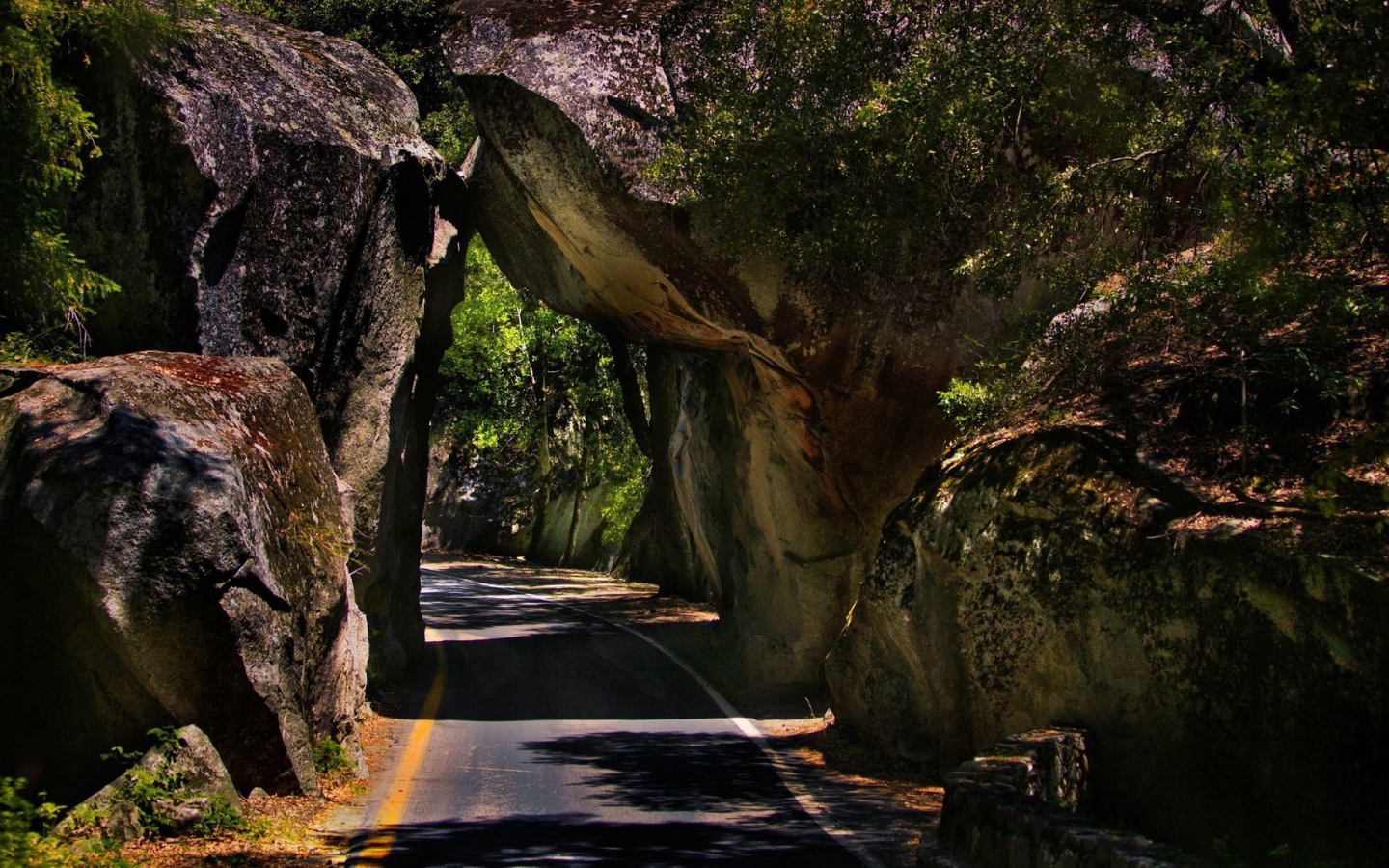 Проезд между двух скал