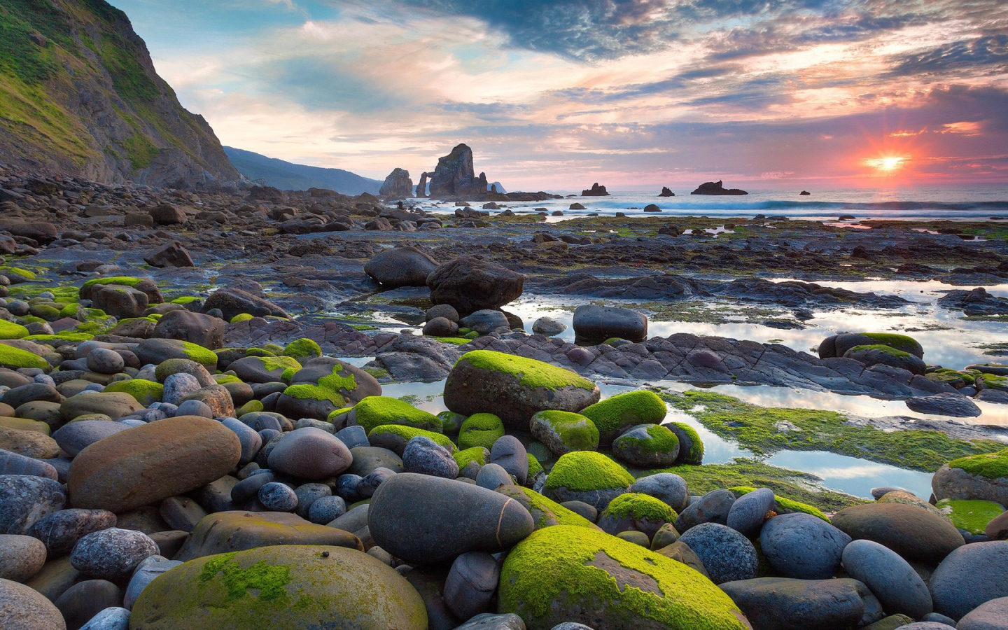 Гладкие камни на берегу моря