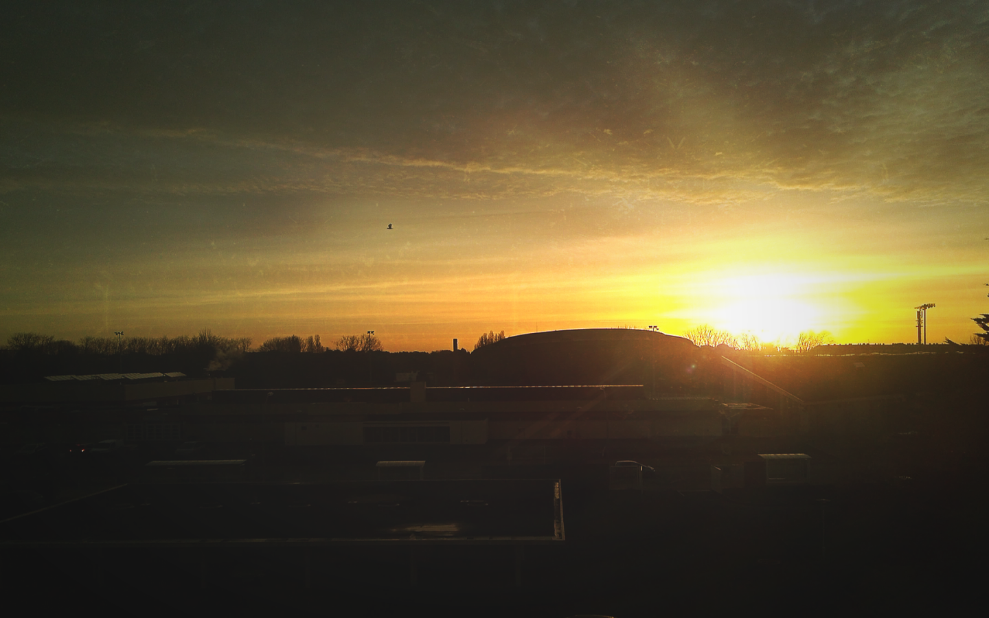 Восход солнца над постройками