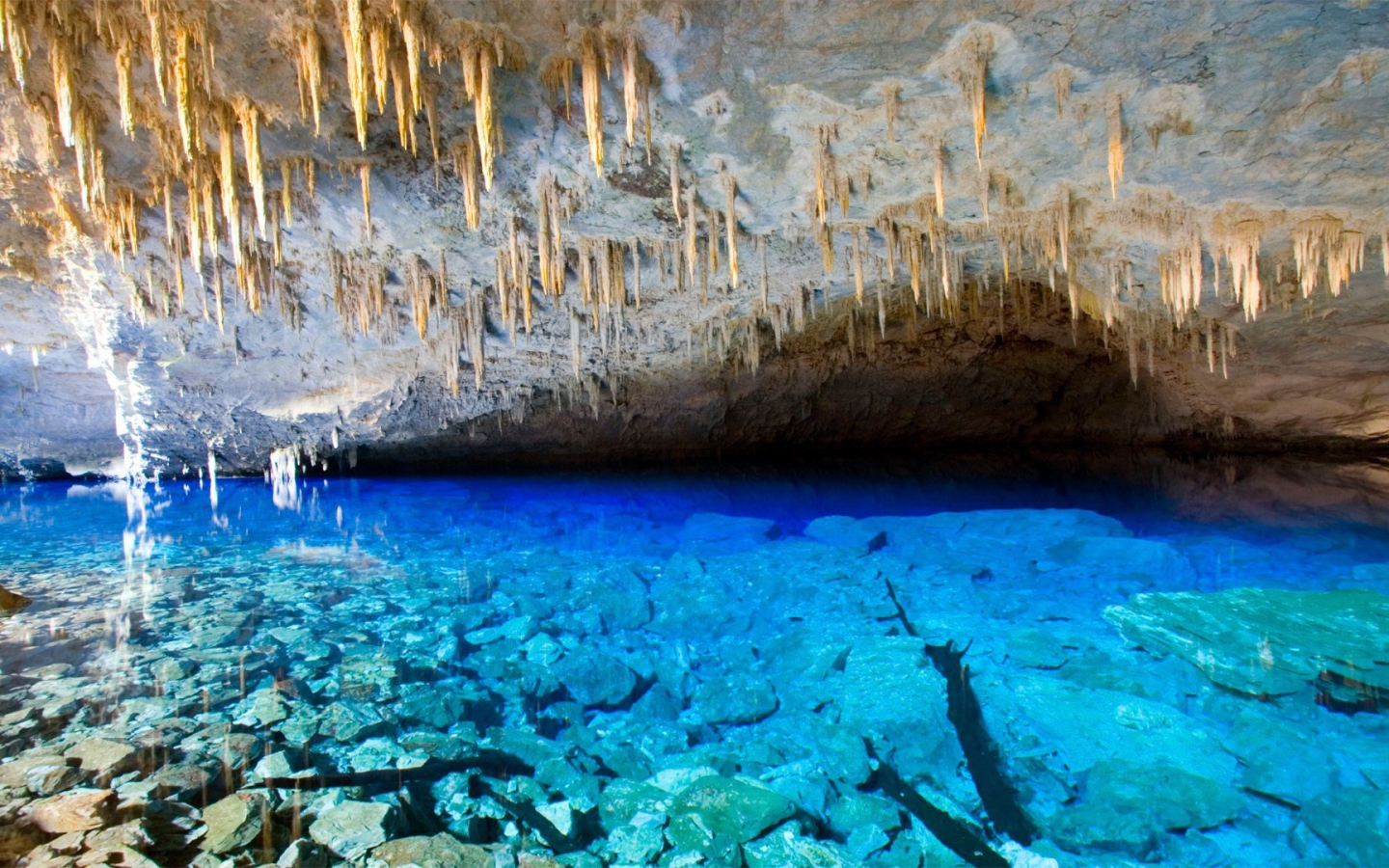 Наросты извести на потолке пещеры