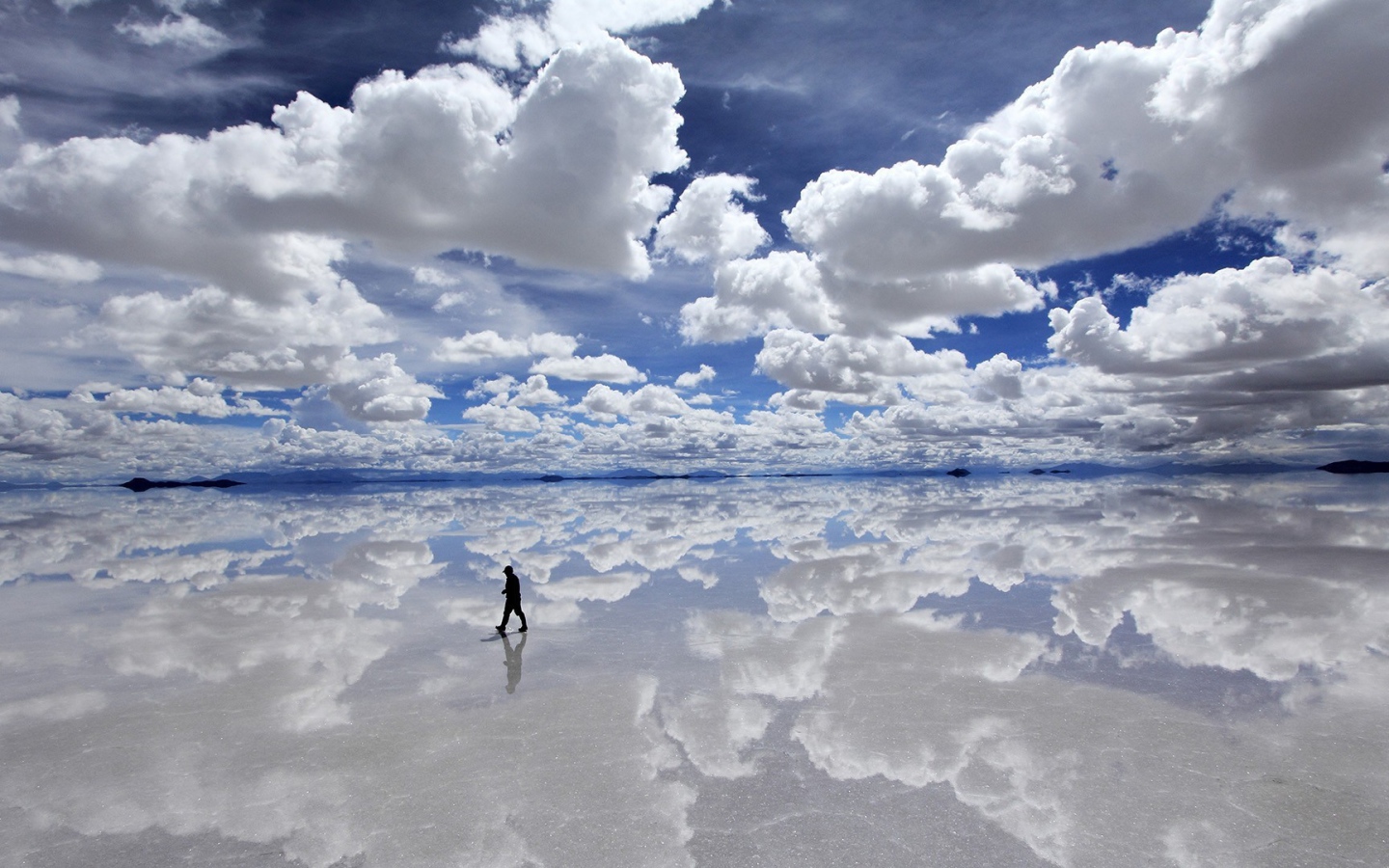 Человек идет между небом и землей