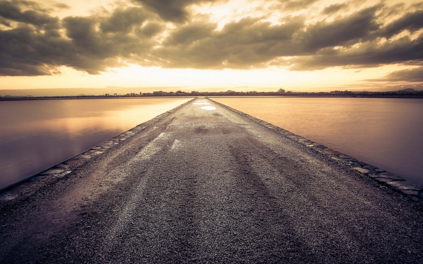 Дорога среди воды