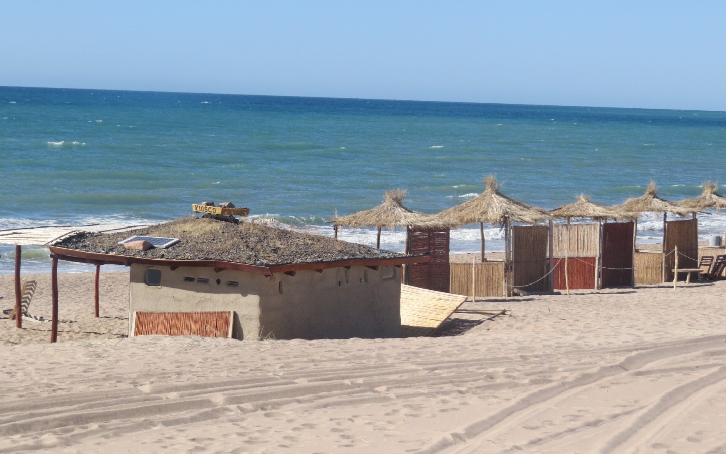 Пляжные домики из тростника