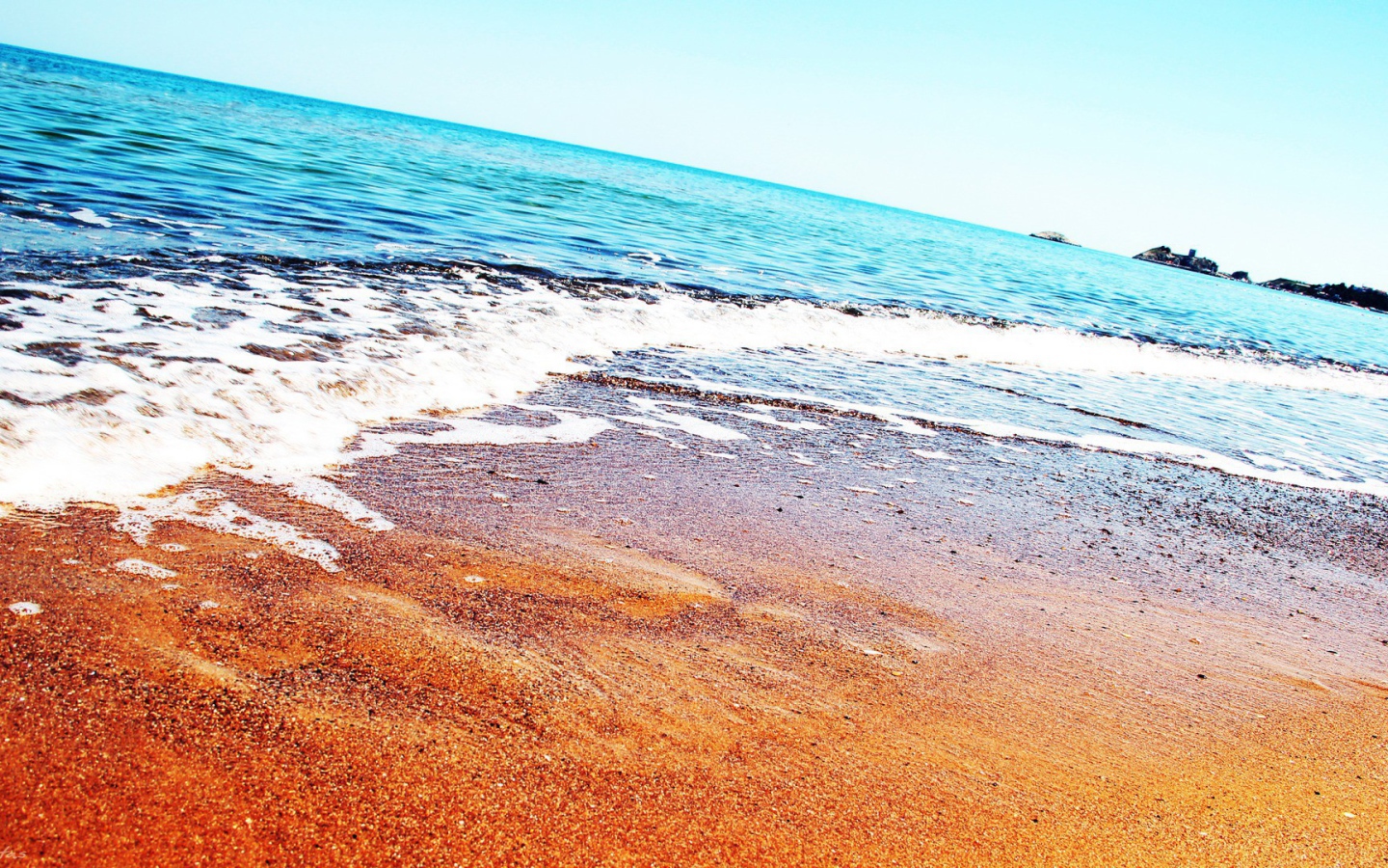 Спокойное голубое море и песчаный пляж