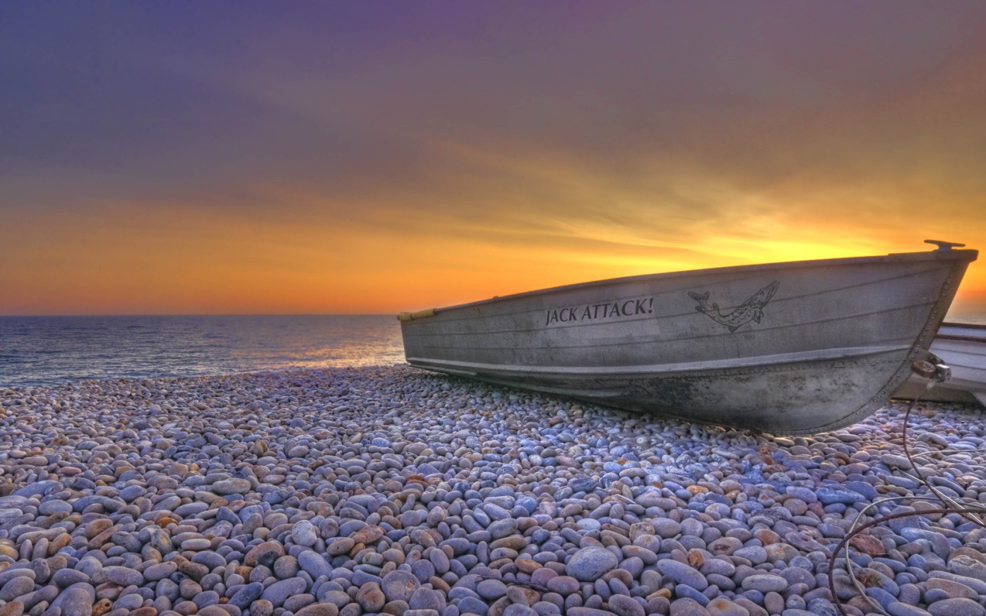 Рыбачья лодка на прибрежной гальке