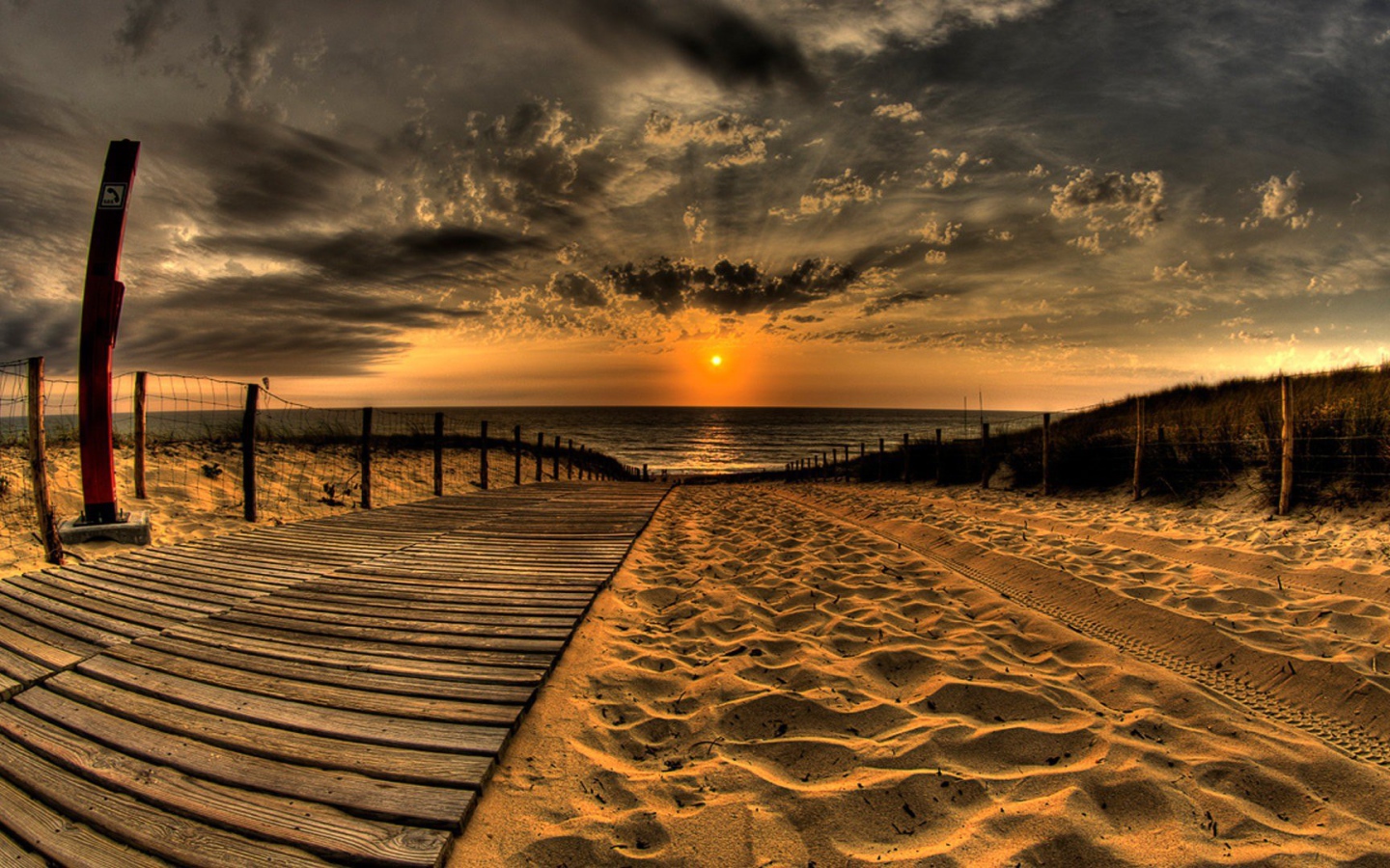 Деревянная дорожка на пляже