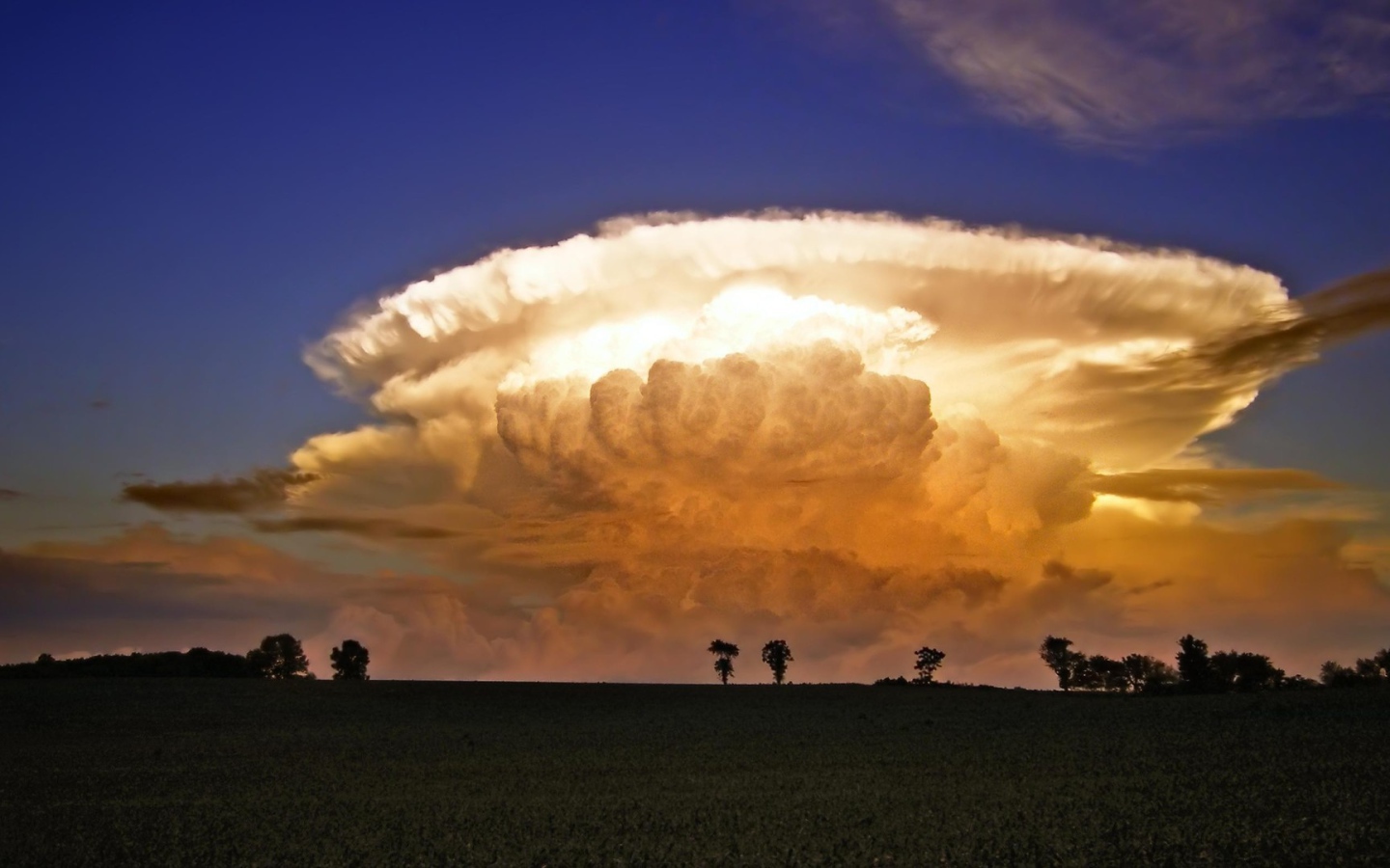 Облако, похожее на мощный взрыв