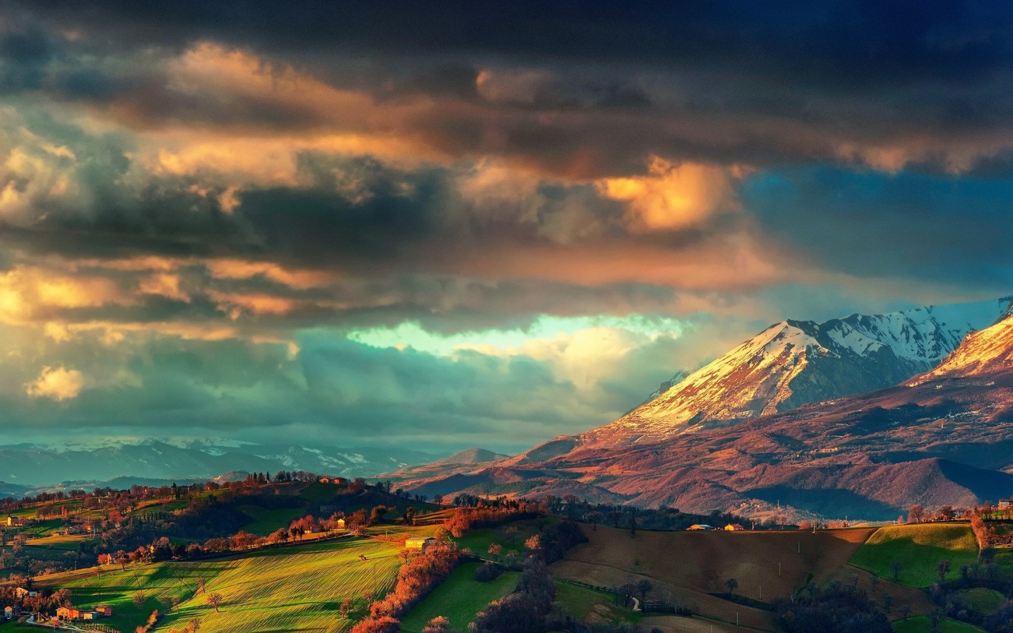 Кучевые облака над сельской местностью среди гор