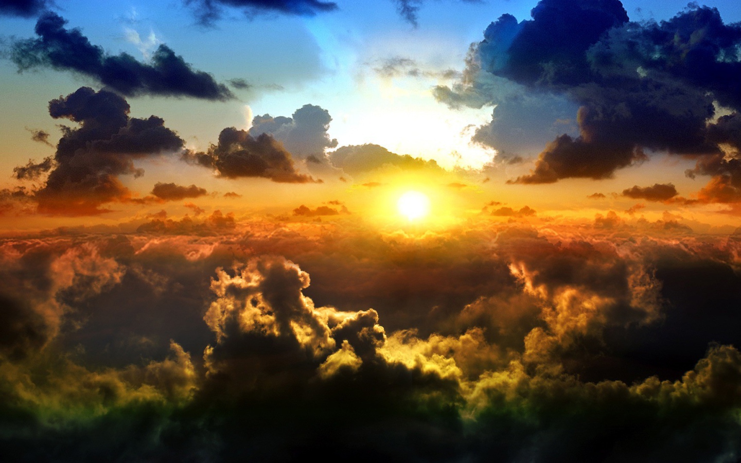 Солнце среди темных облаков над землей