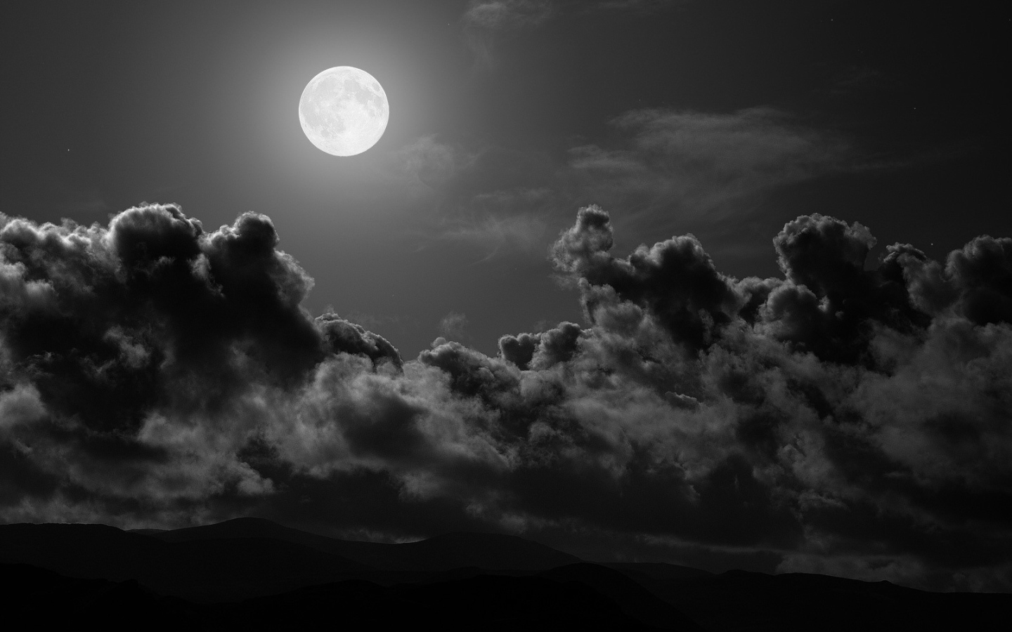 Луна над черными облаками