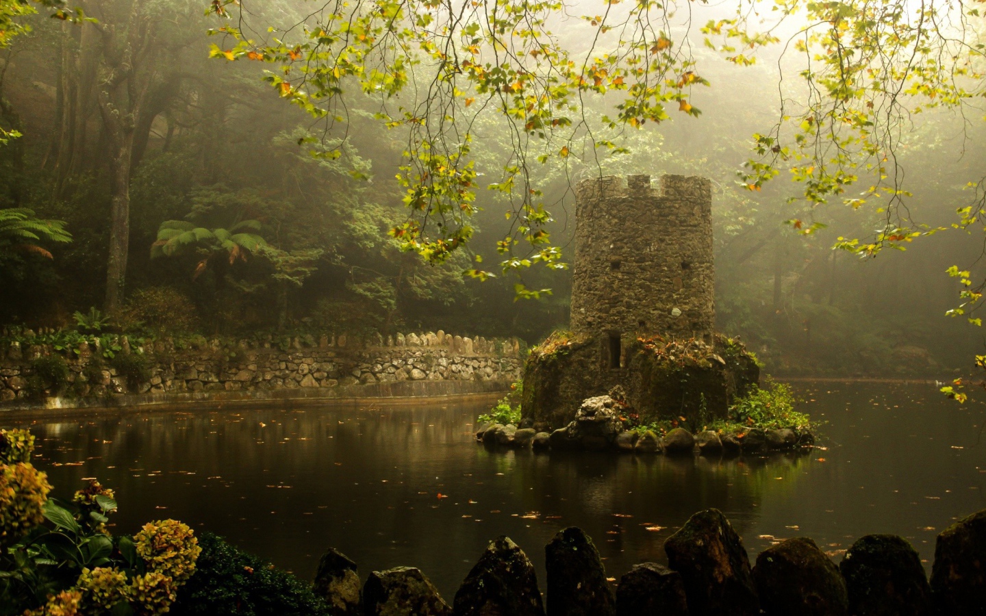 Каменная башенка на острове