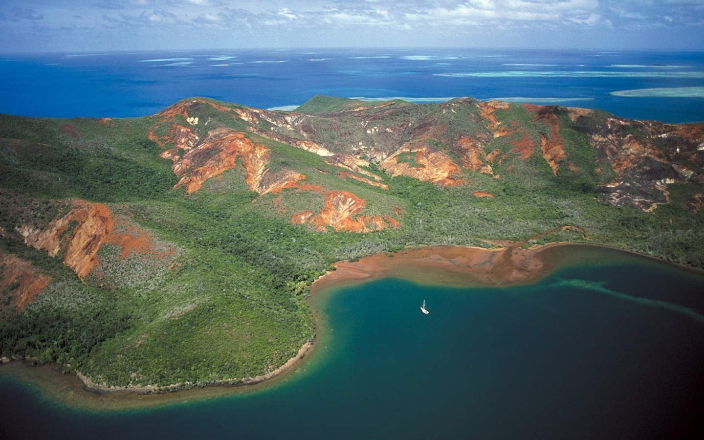 Белая лодка у необитаемого лесистого острова