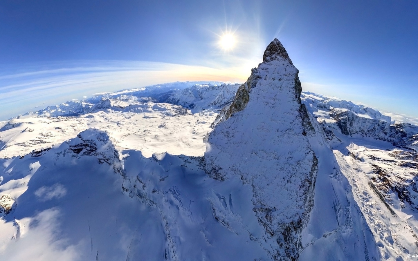 Острый горный пик в снегу