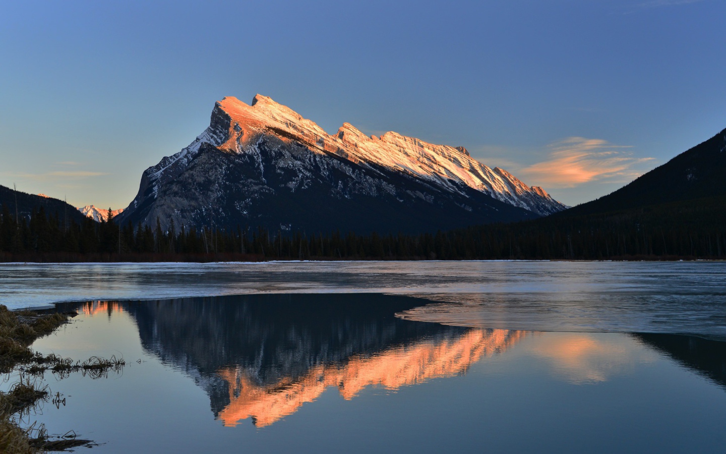 Вершины гор освещенные солнцем