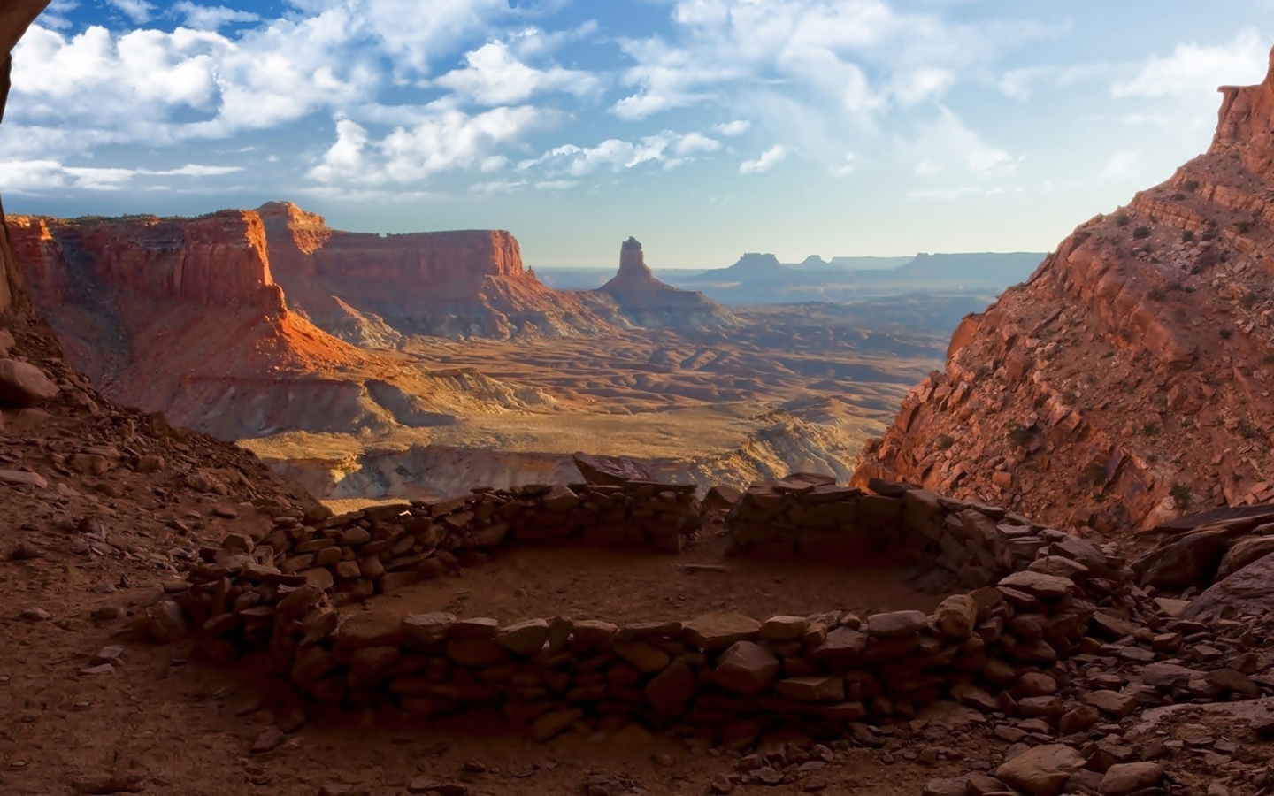 Постройка из камней в каньоне