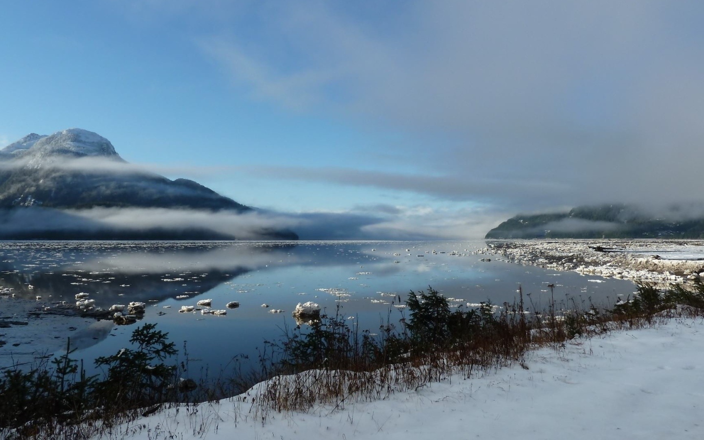 Туманное зимнее озеро в горах