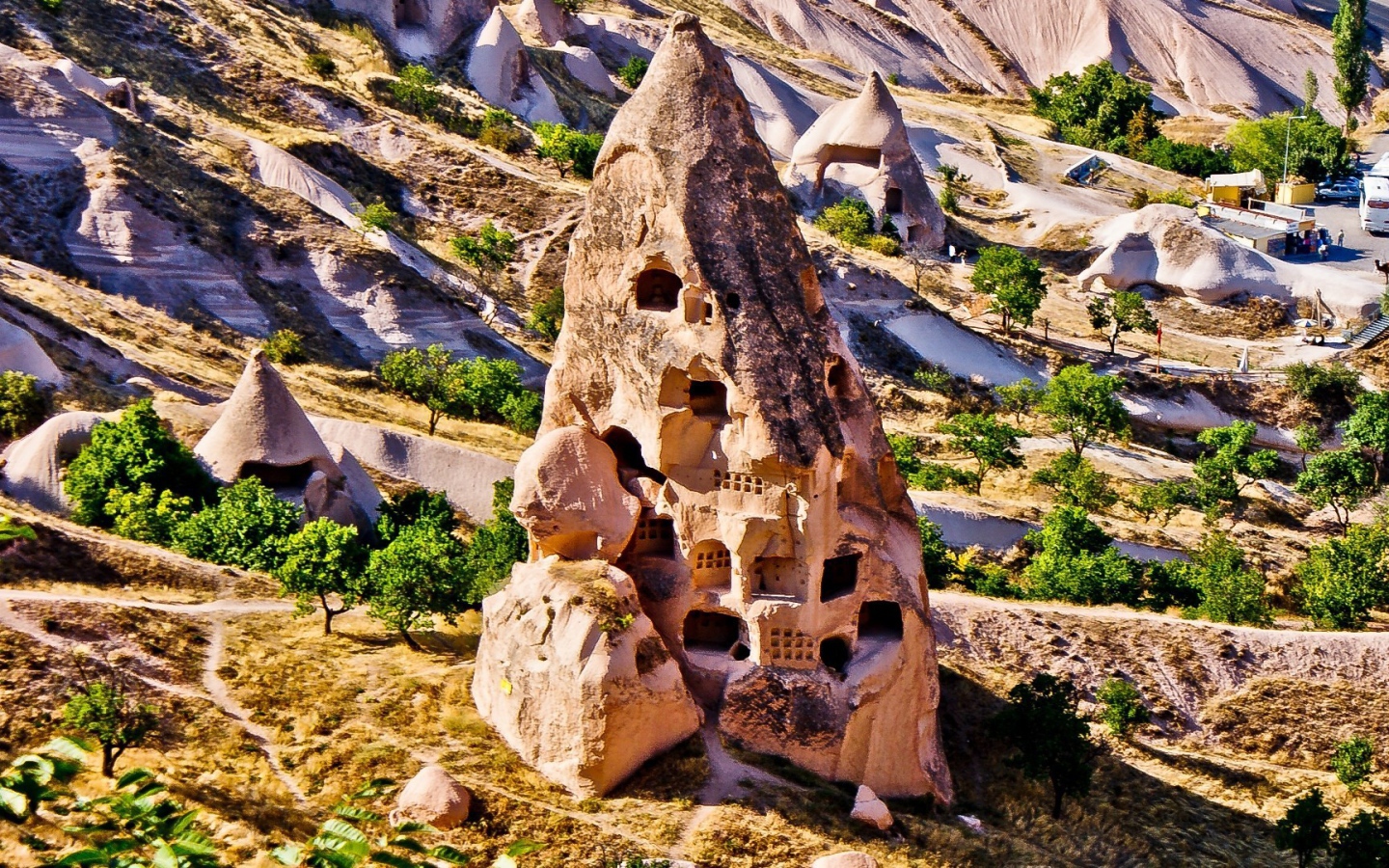 Дома в конусообразной скале