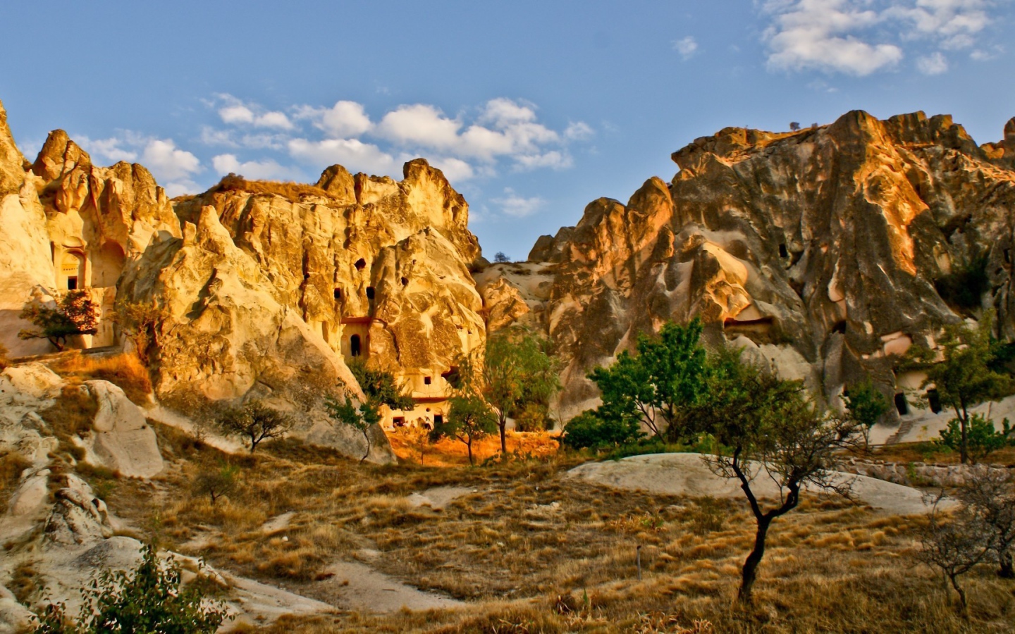 Жилье, высеченное в скале