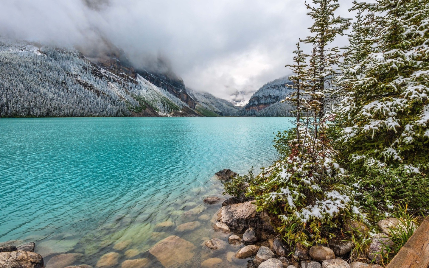 Нежно голубой цвет воды в горах