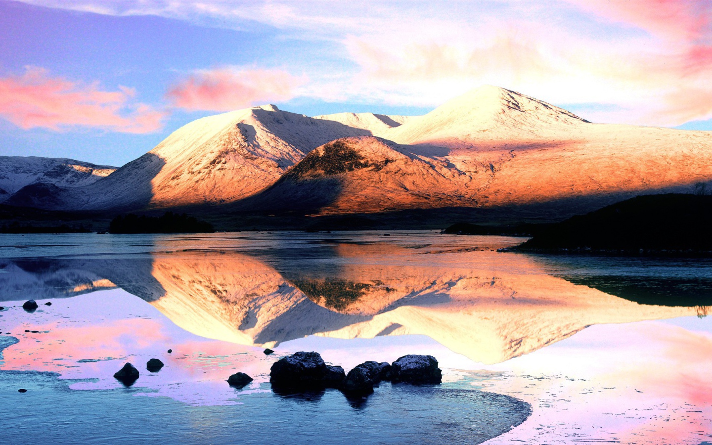 Розовые облака над вершинами гор